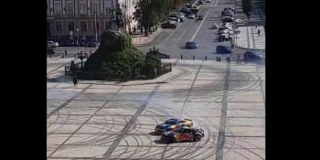 Ukrajinské úřady zabavily driftující auta Red Bullu. Poškodila starobylé náměstí