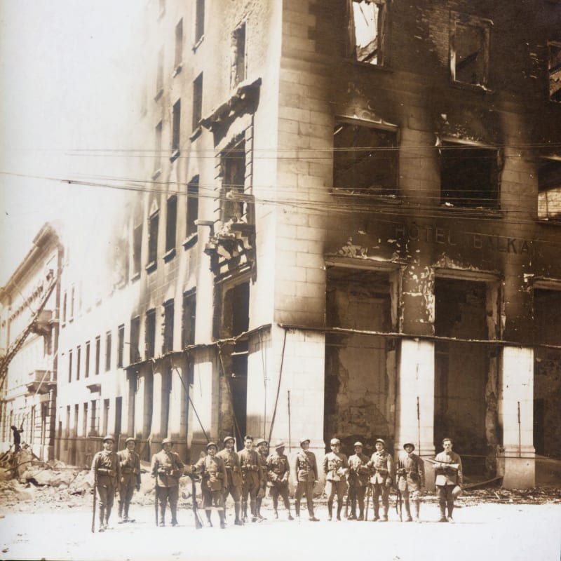 Vyhořelý Národní dům v Terstu, který v roce 1920 zapálili italští fašisté.
