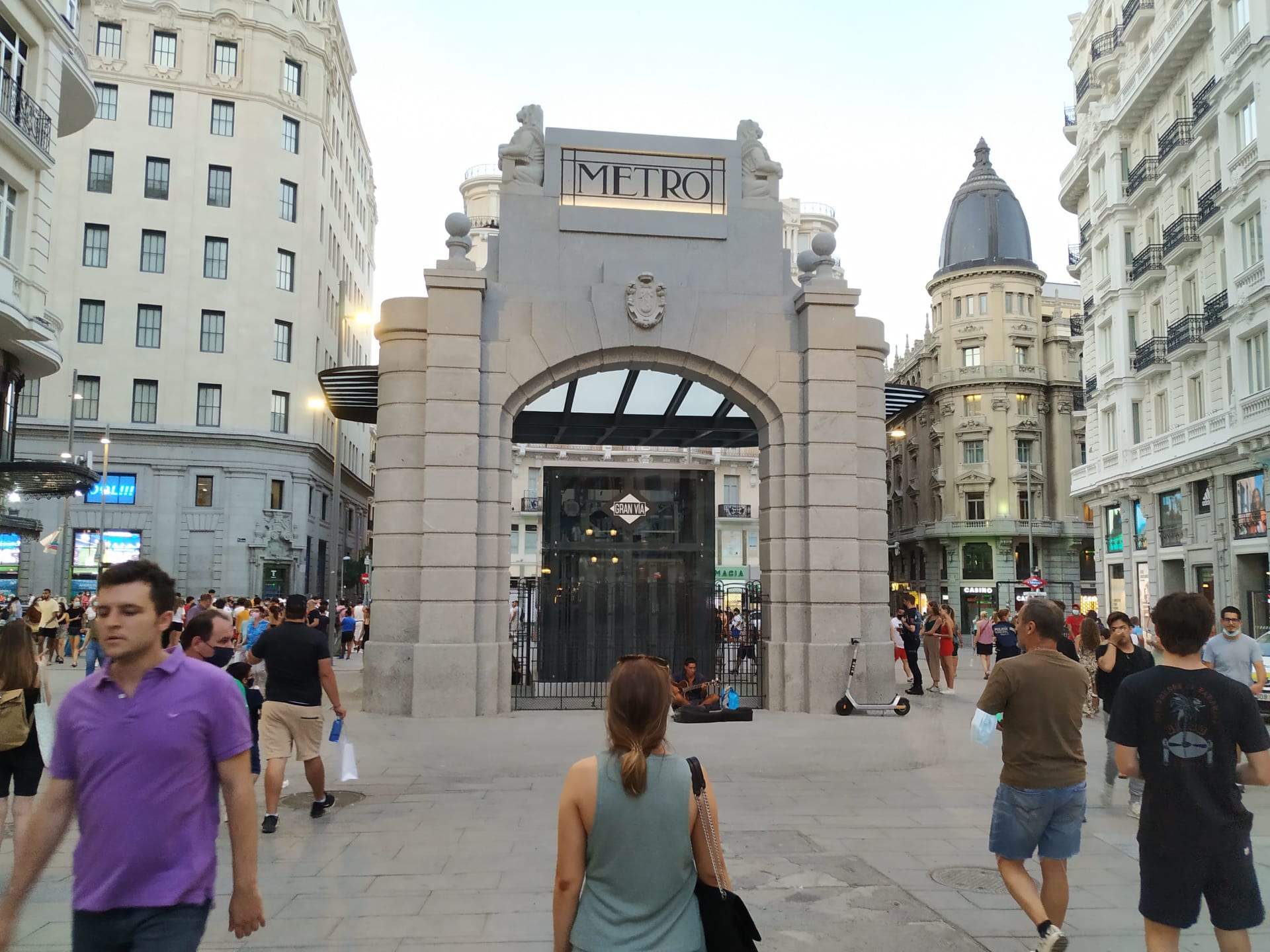 V Madridu potkáte lidi s i bez roušek. Řada Španělů ale přísná pravidla dodržuje.