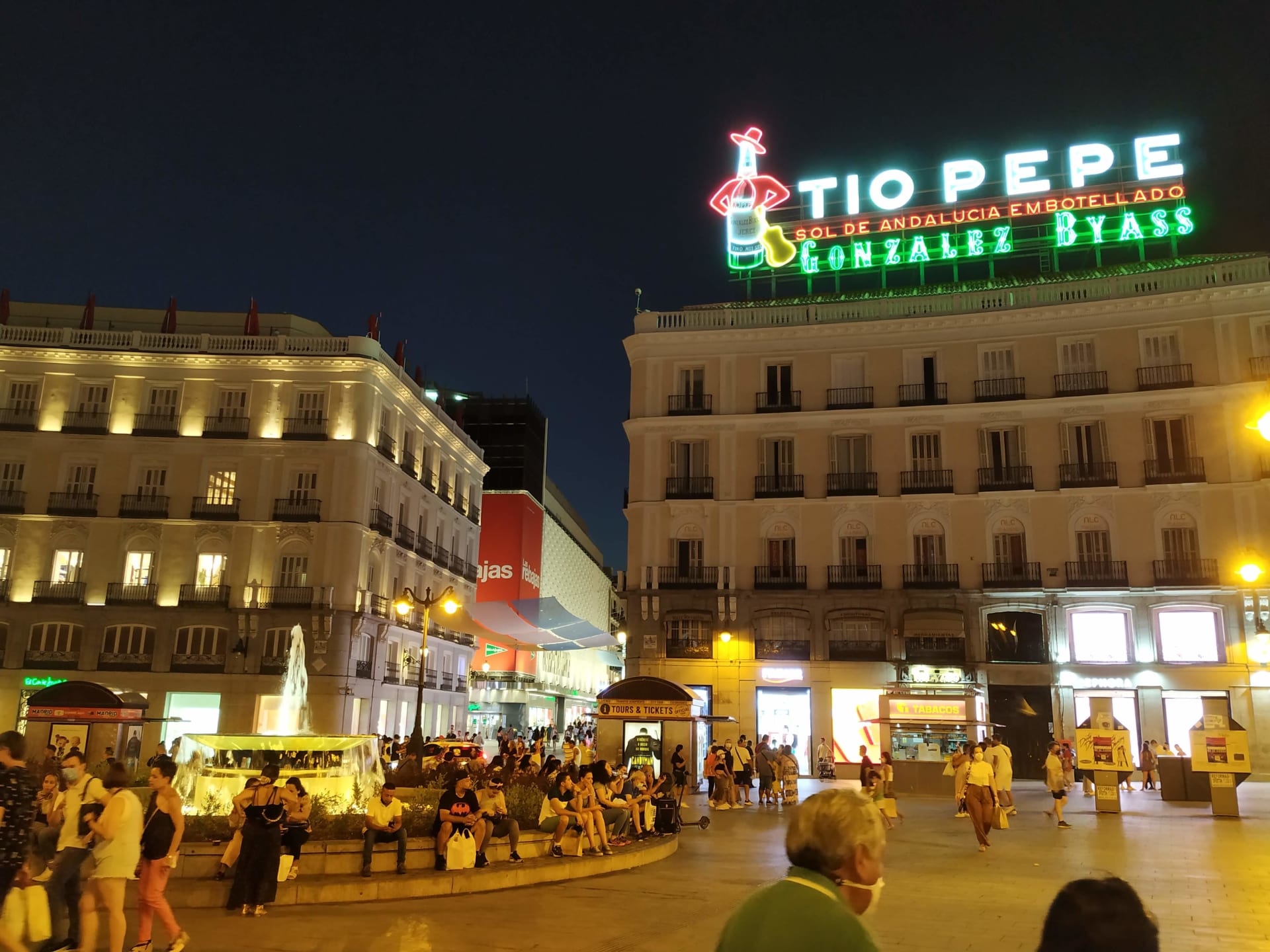 Ulice Madridu se nevylidní ani během noci.