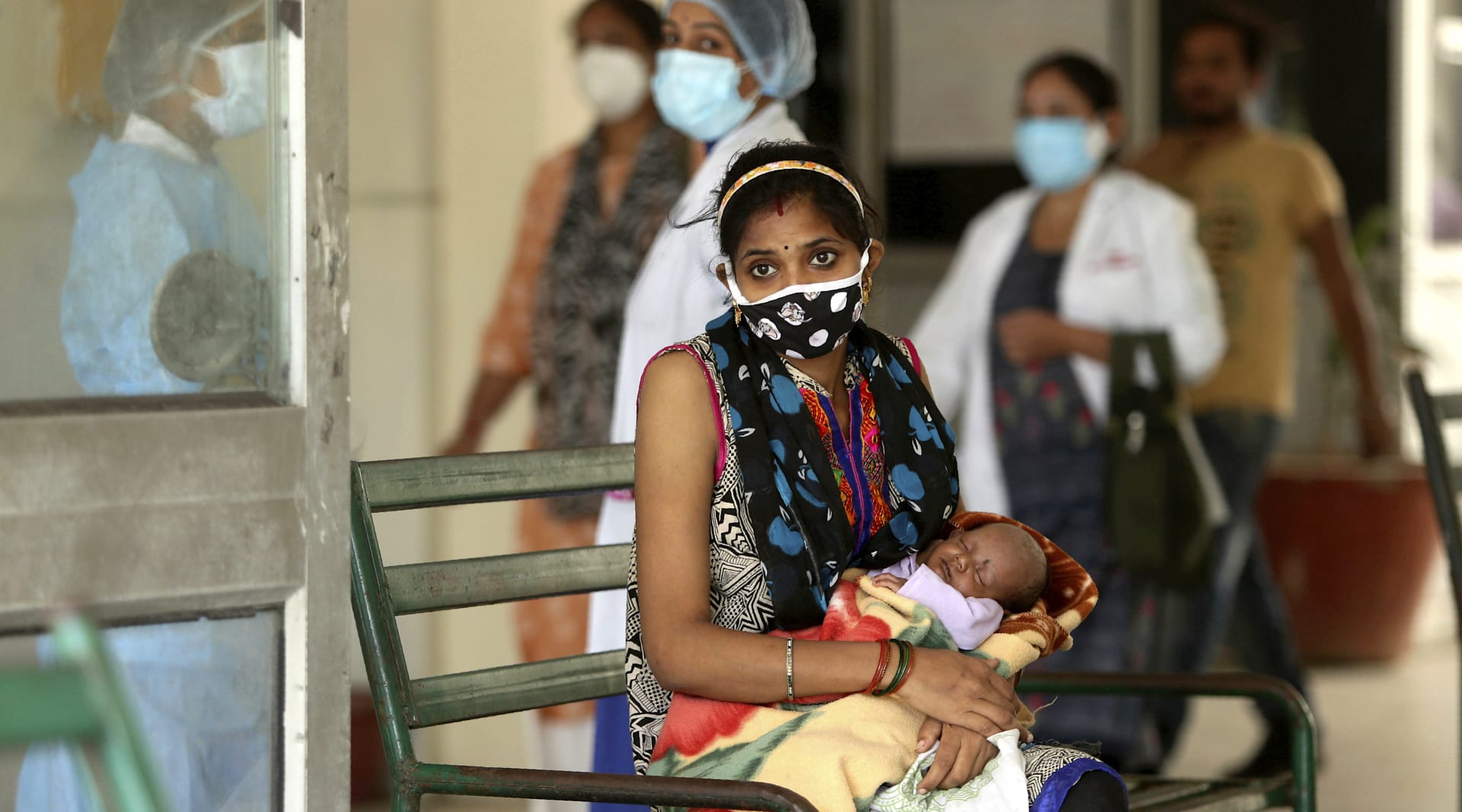 Matka drží kojence v náručí v čekárně nemocnice v indickém městě Jammu na severozápadě země.