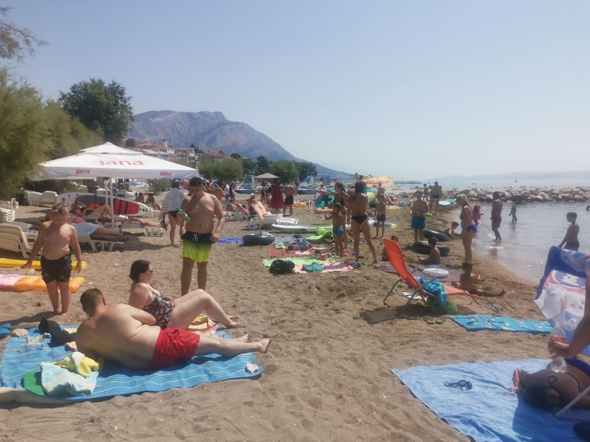 Čeští dovolenkáři během pandemie koronaviru obsadili pláže v Chorvatsku.