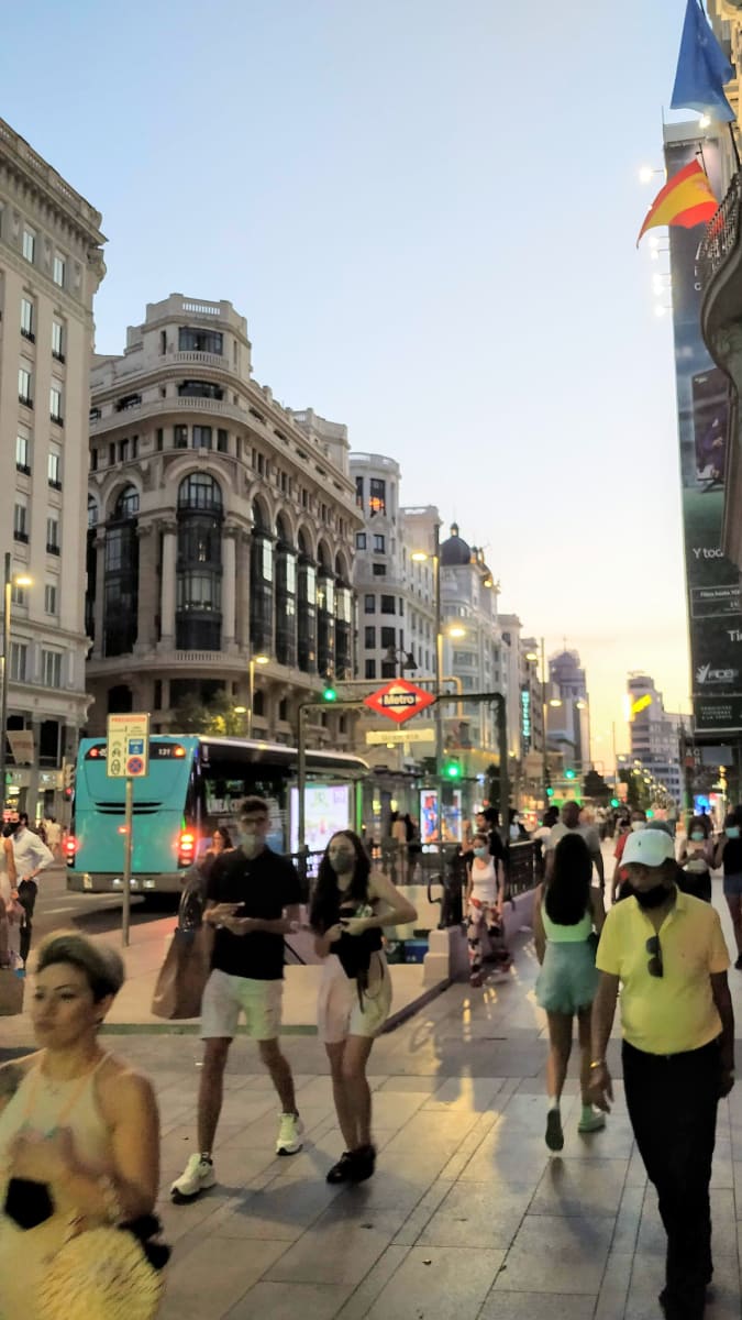 V Madridu potkáte lidi s i bez roušek. Řada Španělů ale přísná pravidla dodržuje.