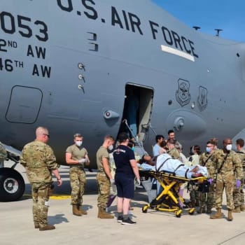 Žena prchající z Afghánistánu porodila během evakuačního letu americké armády. 