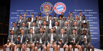 Kožené kalhoty, klobouk a pivo v ruce. Z týmové fotky Bayernu Bavorsko přímo tryská