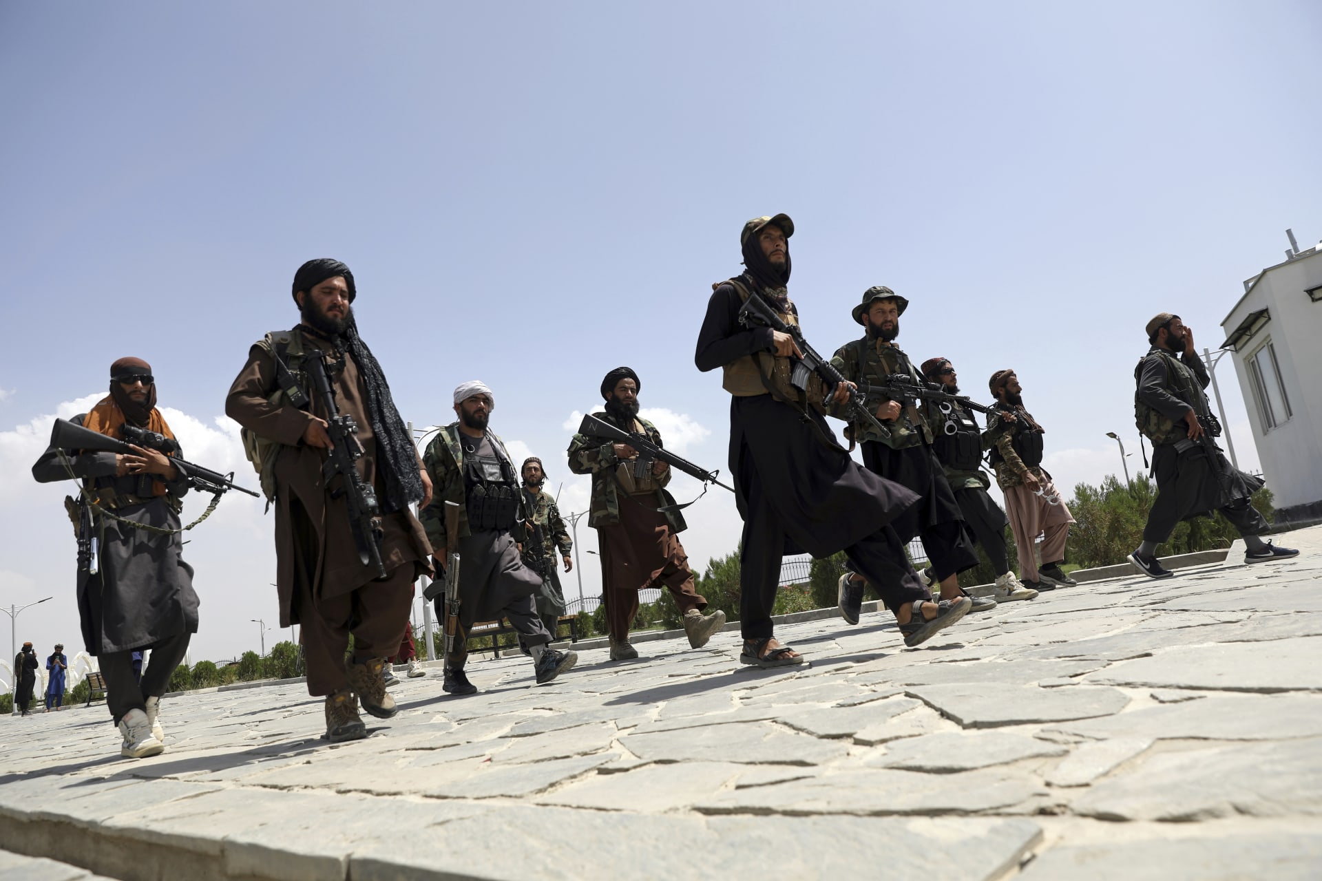 Bojovníci Tálibánu hlídkují v hlavním městě Afghánistánu Kábul.