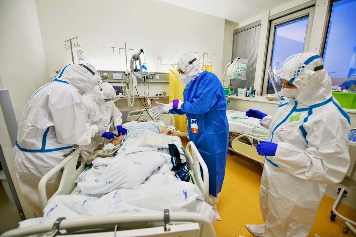 V nemocnicích leží ve vážném stavu 360 pacientů s covidem. 