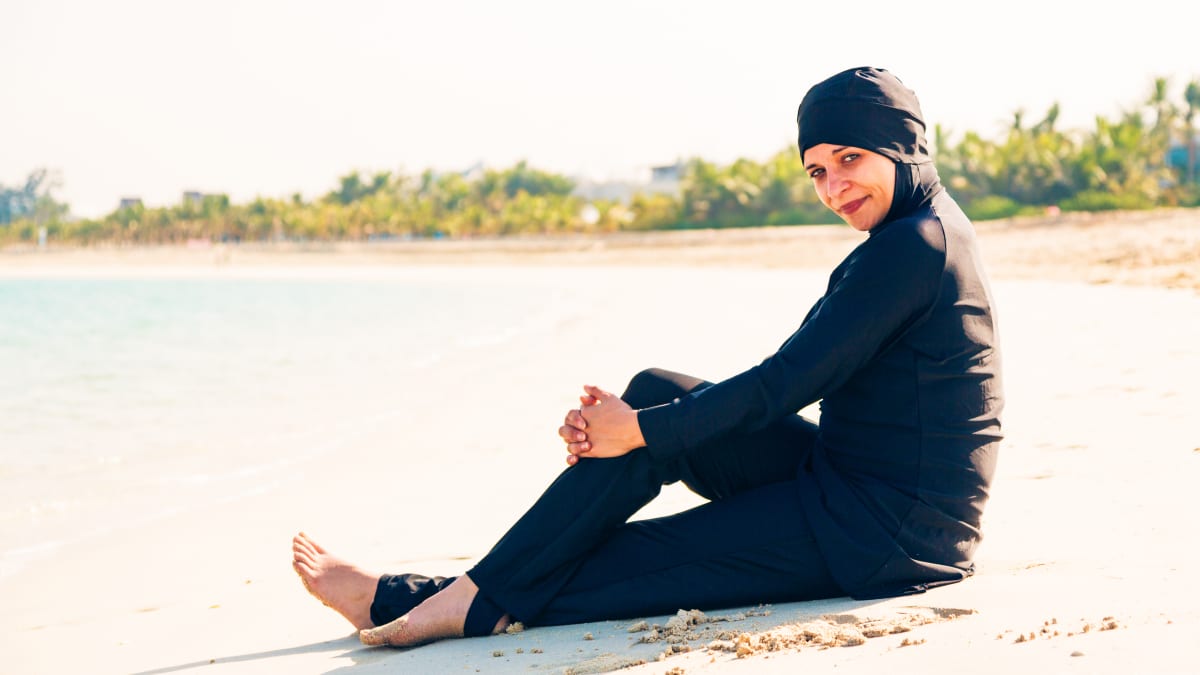 Burkiny jsou obecně plavky, kterými muslimské ženy zahalují prakticky celé tělo včetně vlasů.