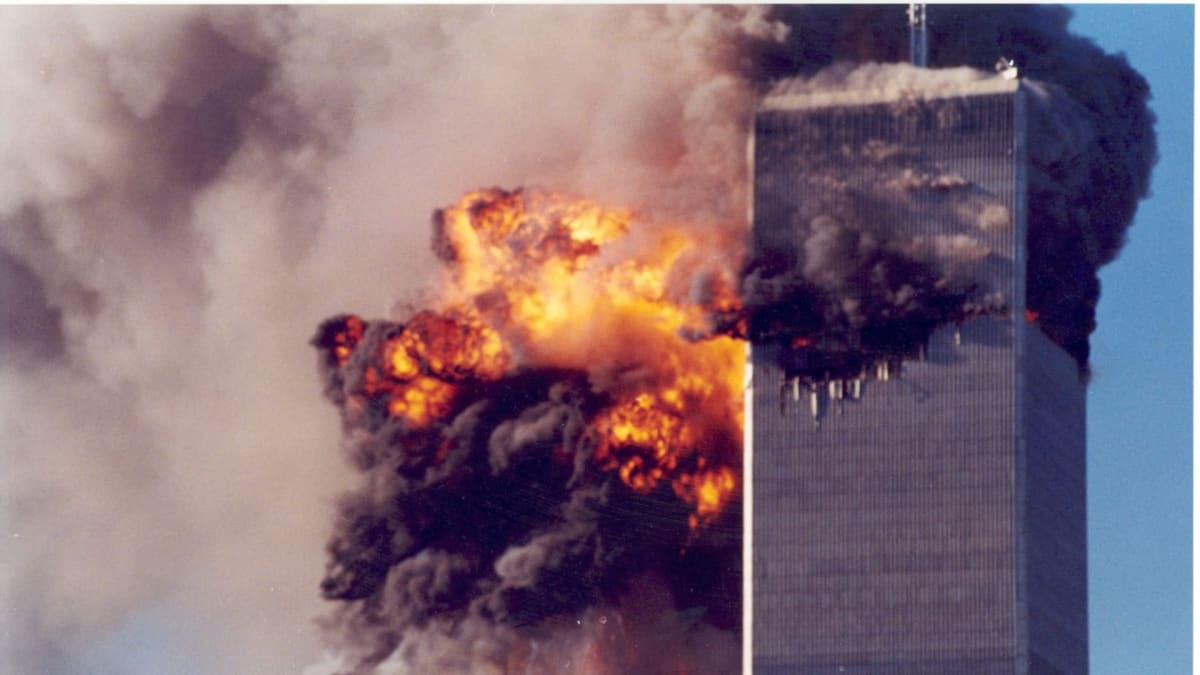 Teroristické útoky z 11. září 2001. Útočníci nasměrovali letadla na Světové obchodní centrum v New Yorku.