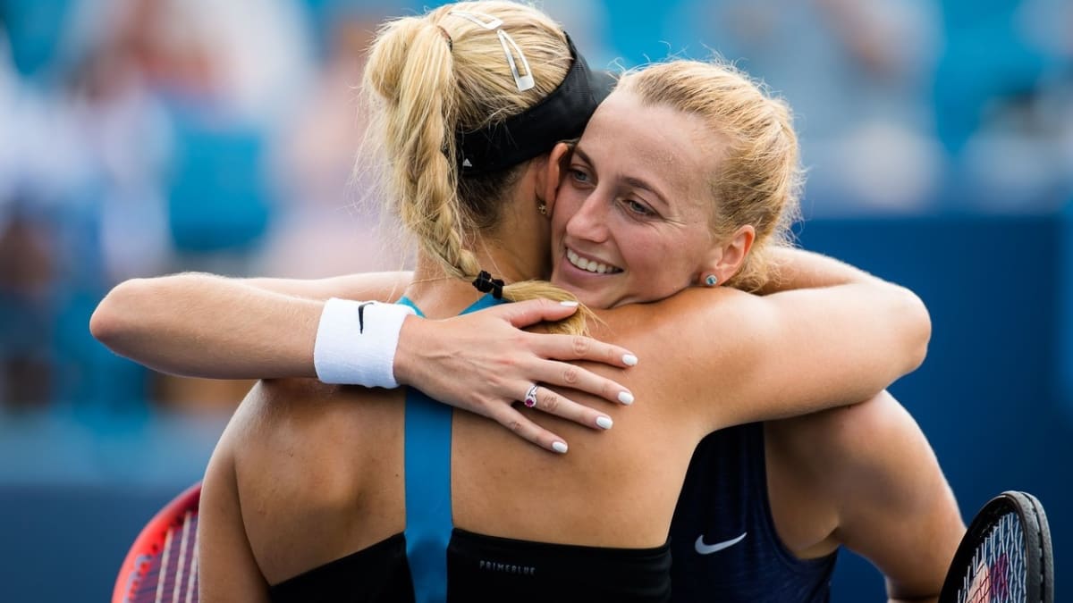 US Open letos hráčům i hráčkám nabízí psychologickou péči. Na fotografii se objímá Petra Kvitová s německou hráčkou Angelique Kerberovou.