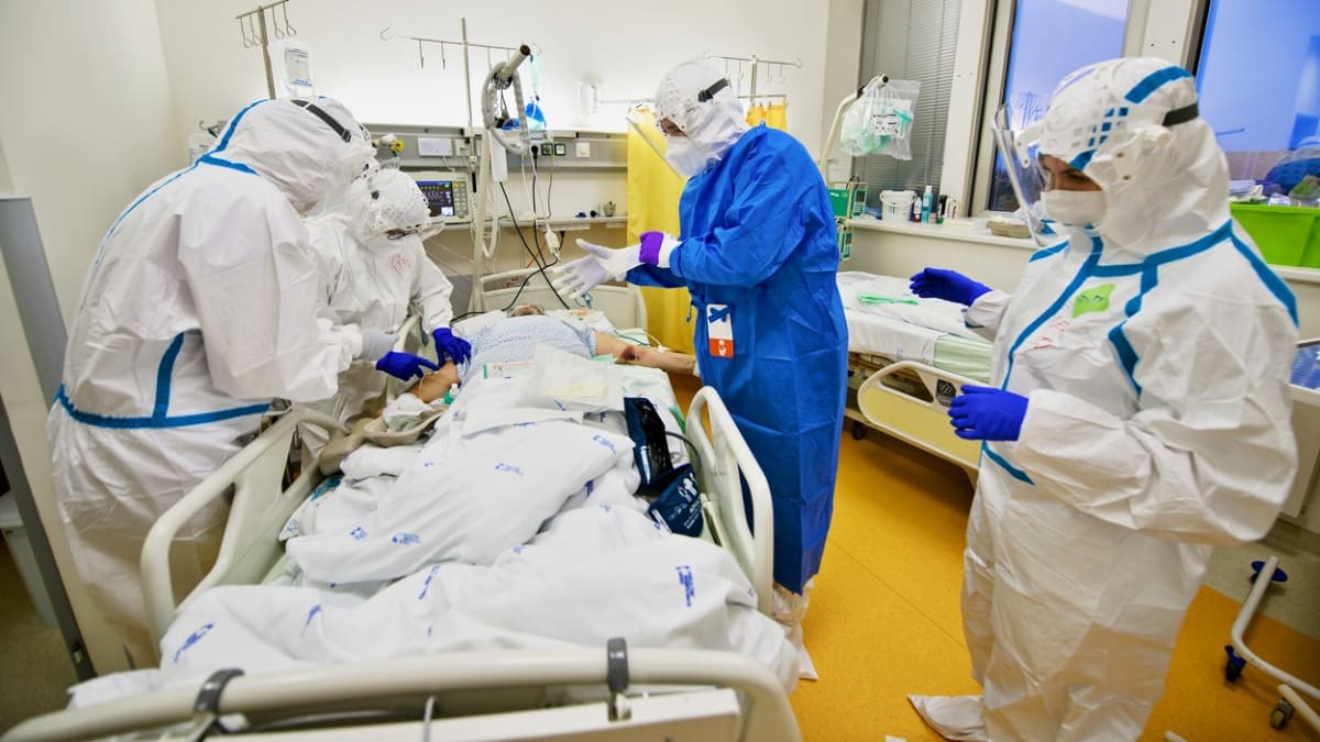 V nemocnicích leží ve vážném stavu 360 pacientů s covidem. 