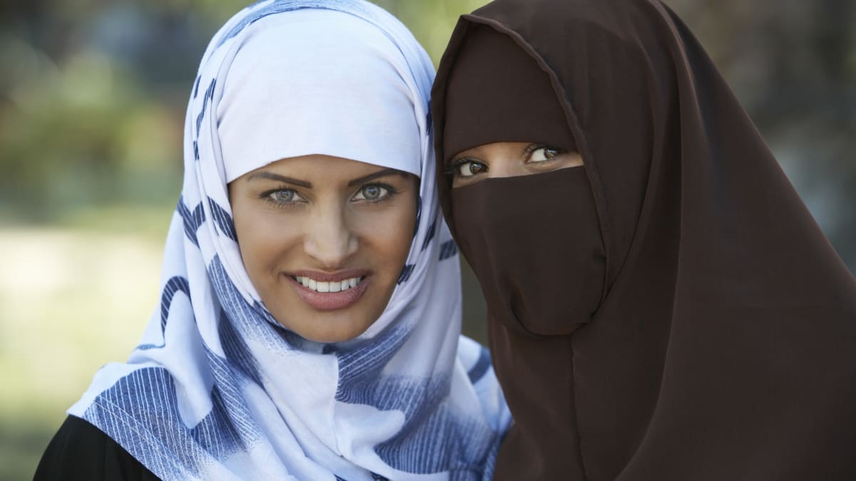 Žena s al-amirou (nalevo) a žena s nikábem (vpravo). 