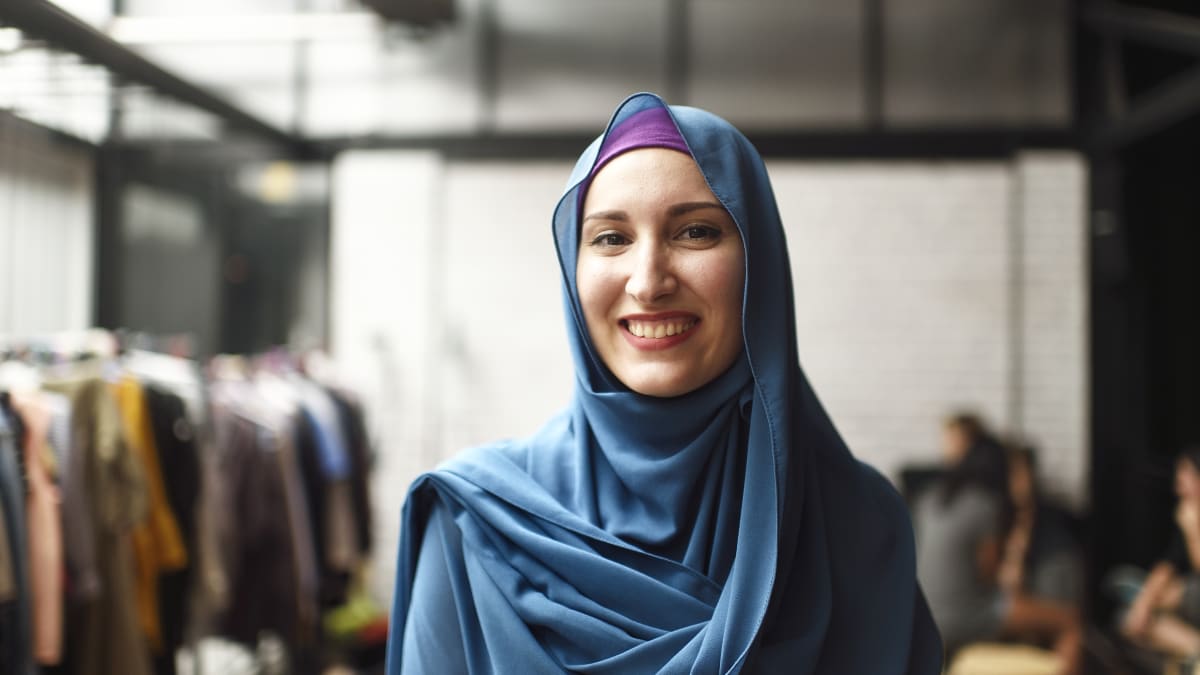 Hidžáb je označení pro šátek zakrývající vlasy, uši a krk. Obličej zůstává odhalený.