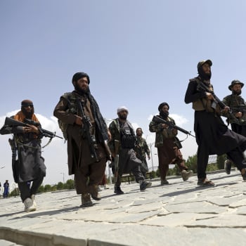 Bojovníci Tálibánu hlídkují v hlavním městě Afghánistánu Kábul.