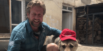 Britský mariňák chce z Kábulu zachránit i psy a kočky. Na svou misi už vybral miliony