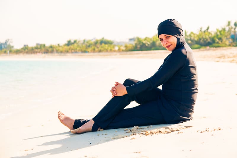 Burkiny jsou obecně plavky, kterými muslimské ženy zahalují prakticky celé tělo včetně vlasů.