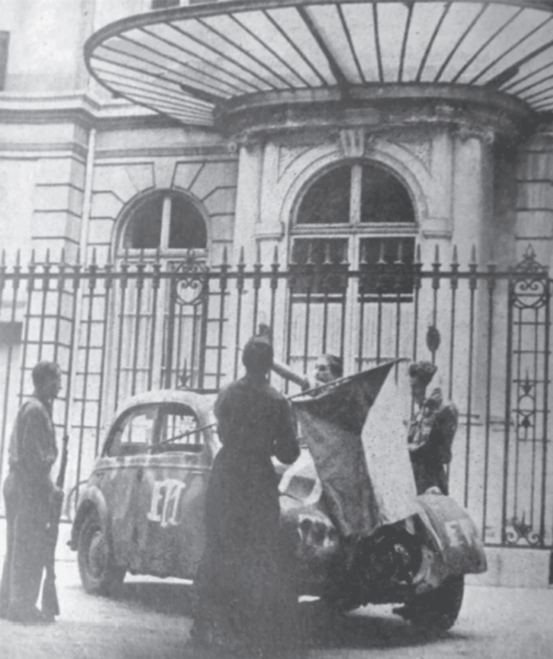 Automobil s nápisem československých bojových družin, který byl ukořistěn od Němců. Snímek pochází z obsazování velvyslanectví v Paříži 20. srpna 1944. 
