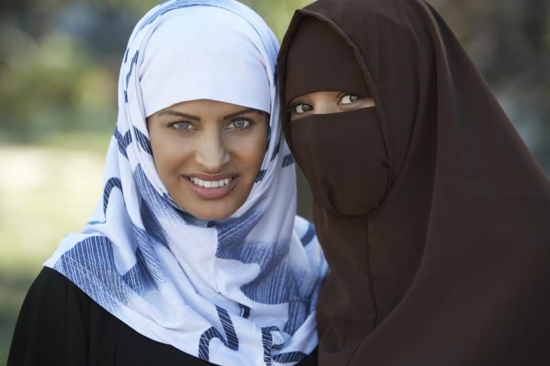 Žena s al-amirou (nalevo) a žena s nikábem (vpravo). 