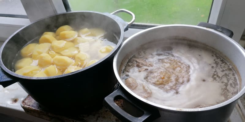 Čočka a brambory, oběd  pro 23 strávníků 