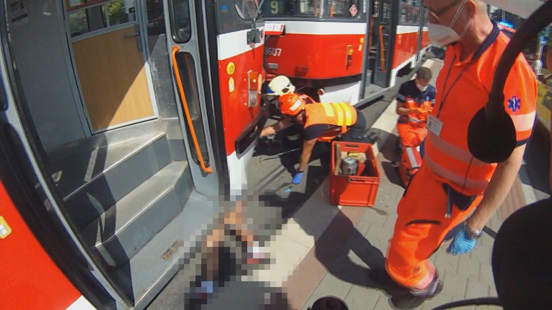 Jihomoravští hasiči ve čtvrtek zveřejnili autentické video ze záchrany starší ženy, která na zastávce v centru Brna spadla pod tramvaj.