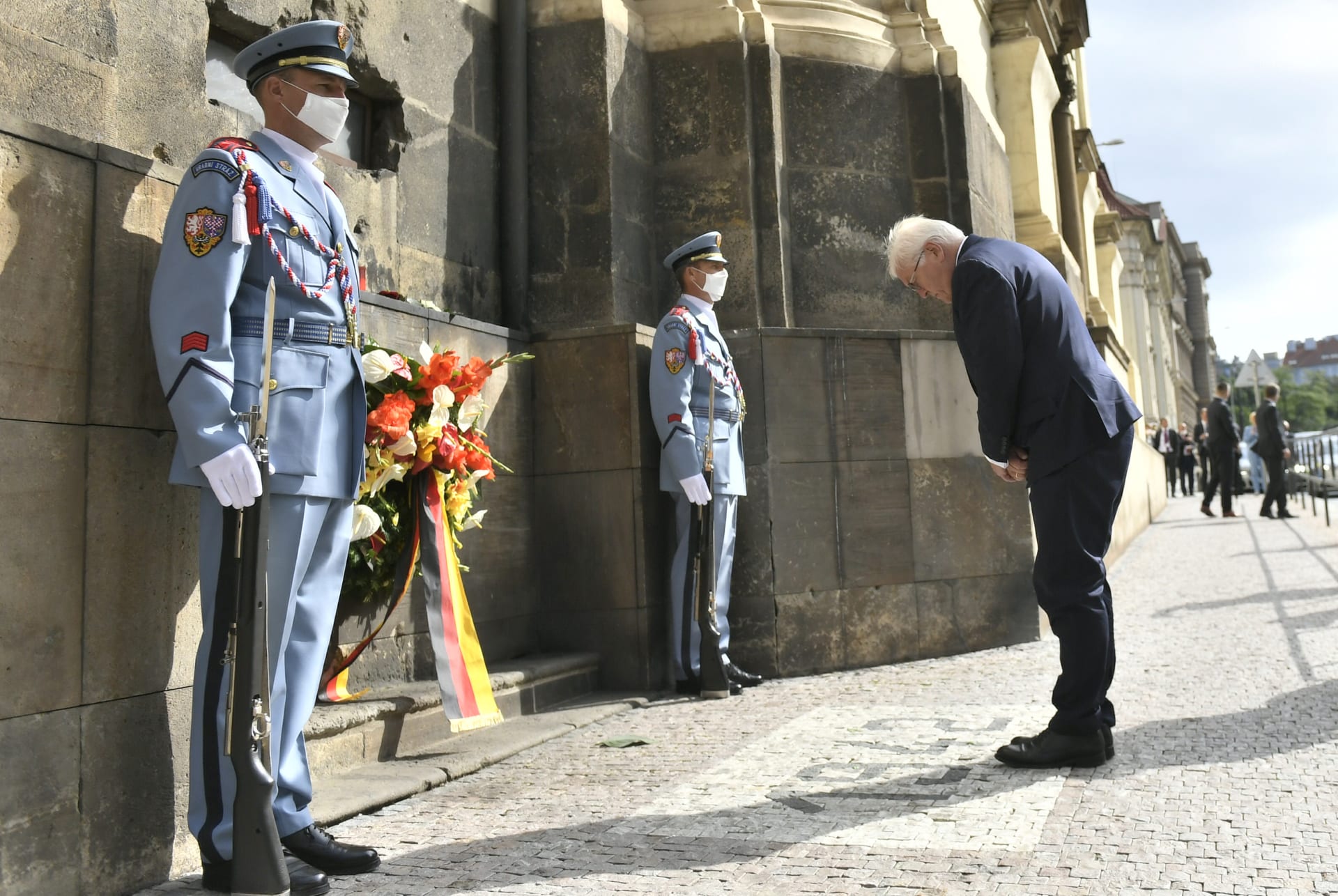 Německý spolkový prezident Frank-Walter Steinmeier se jako první prezident své země poklonil památce československých parašutistů, kteří spáchali atentát na říšského protektora Reinharda Heydricha.