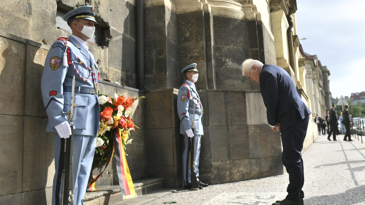 Německý spolkový prezident Frank-Walter Steinmeier se jako první prezident své země poklonil památce československých parašutistů, kteří spáchali atentát na říšského protektora Reinharda Heydricha.