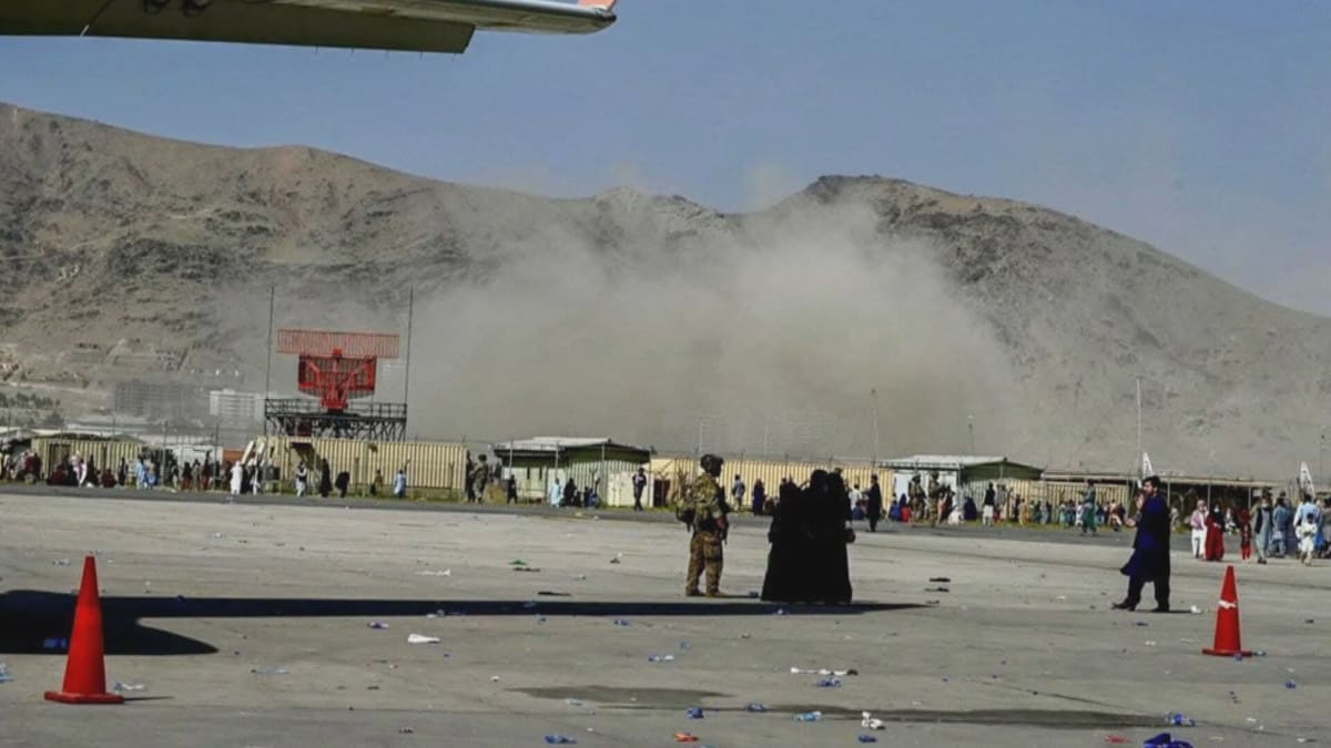 U letiště v Kábulu došlo ke dvěma explozím.