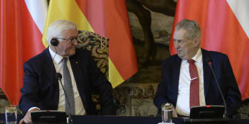 Německý prezident Steinmeier se poklonil památce parašutistů, Zeman gesto ocenil