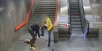 Cizinci v metru brutálně zbili muže. Kopali do něj a dupali mu po hlavě