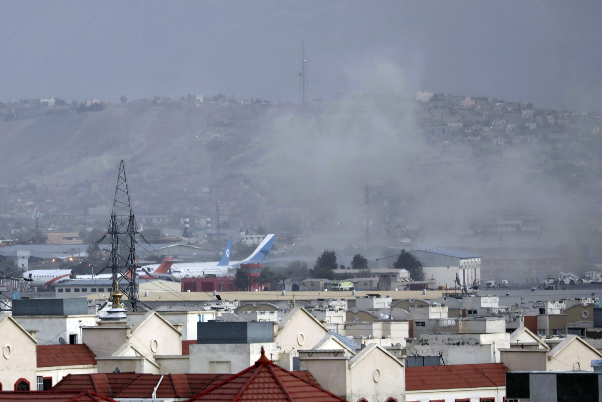 Dvojice sebevražedných atentátníků zabila u kábulského letiště desítky lidí, stovky zranila.
