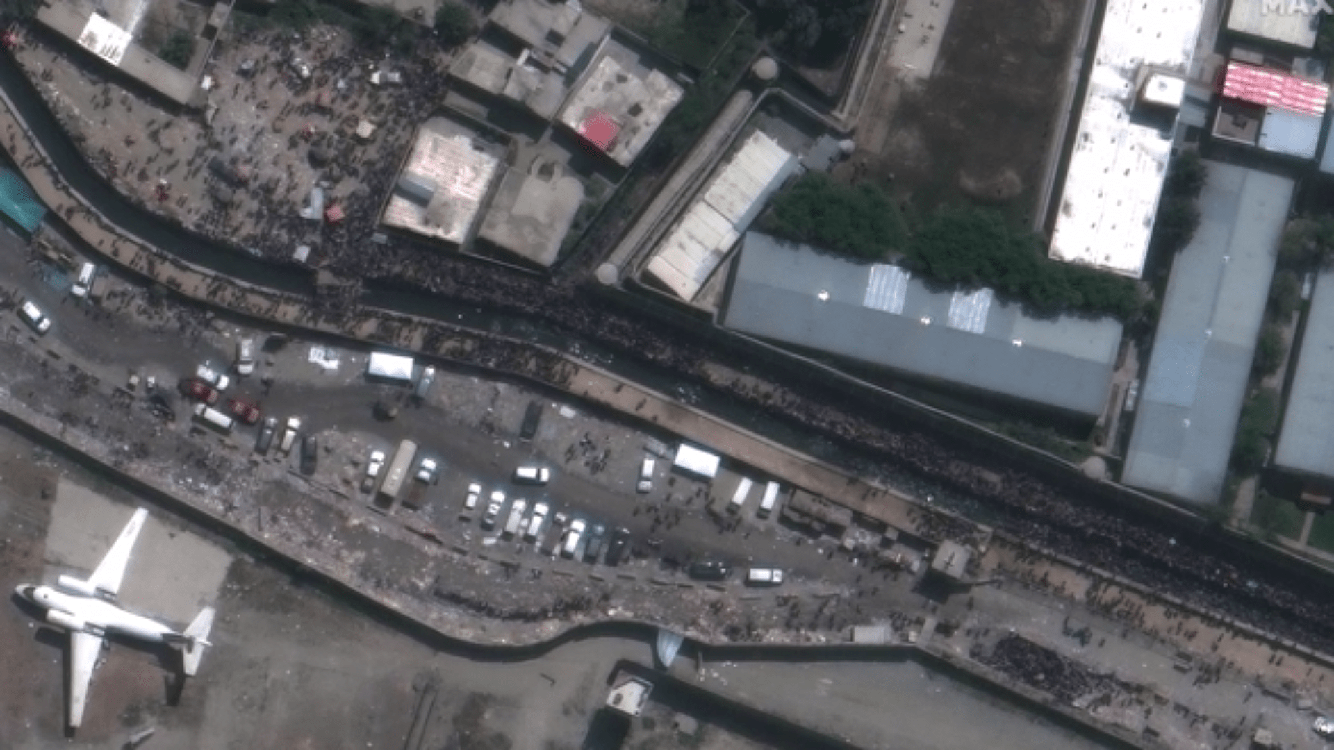 Satelitní snímky ukazují místo u kábulského letiště, kde za pár vteřin dojde k explozi.