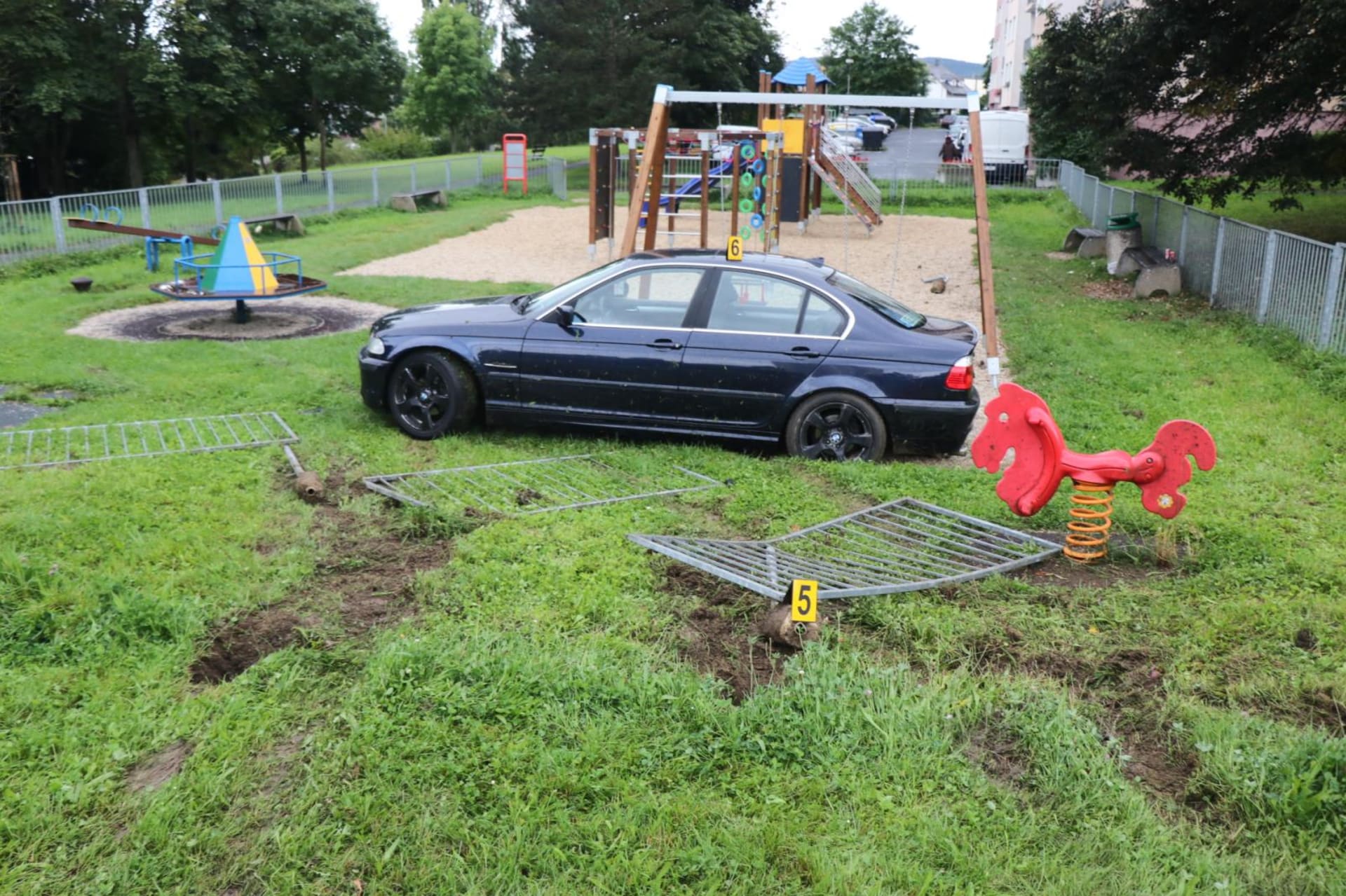 Řidič v Tachově „zaparkoval“ auto na dětském hřišti.