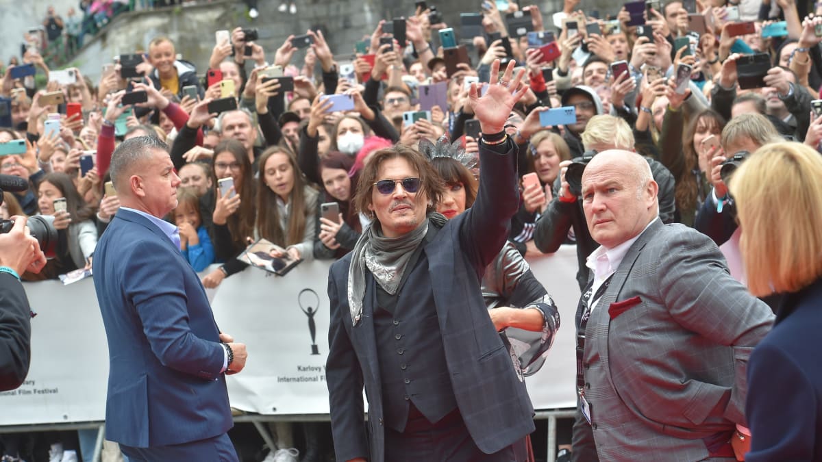 Na amerického herce, producenta a muzikanta Johnnyho Deppa čekaly v Karlových Varech davy fanoušků.