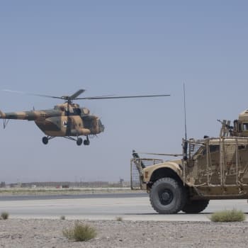 Helikoptéra Black Hawk a obrněný vůz Humvee.