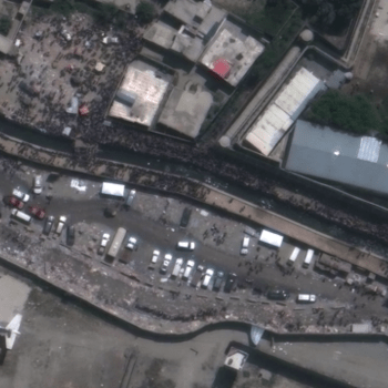 Satelitní snímky ukazují místo u kábulského letiště, kde za pár vteřin dojde k explozi.