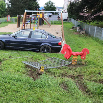 Řidič v Tachově „zaparkoval“ auto na dětském hřišti.
