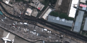Ulička smrti. Satelitní snímky ukazují přecpané letiště v Kábulu krátce před explozí