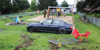 Řidič „zaparkoval“ auto na dětském hřišti. Nehoda mohla mít fatální následky