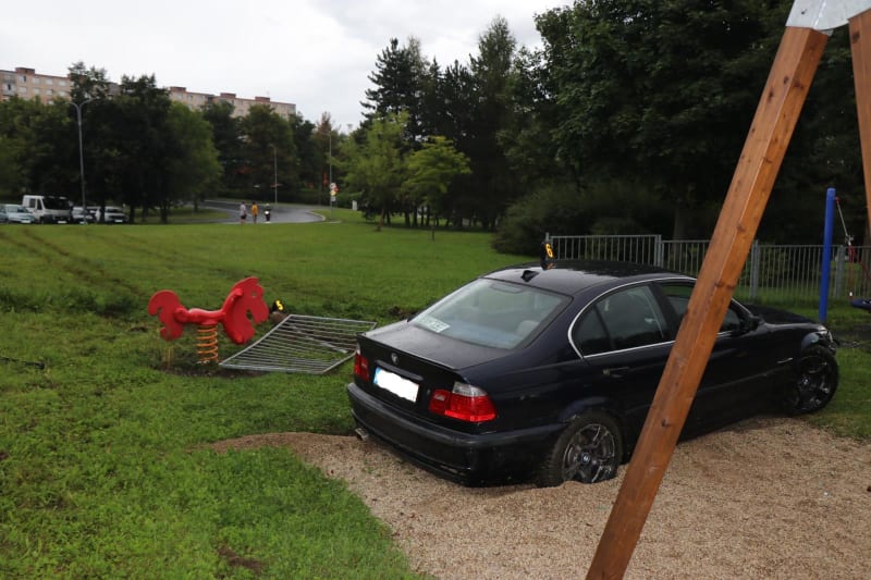 Řidič v Tachově zaparkoval auto na dětském hřišti.