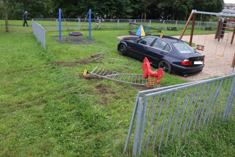 Řidič v Tachově zaparkoval auto na dětském hřišti.