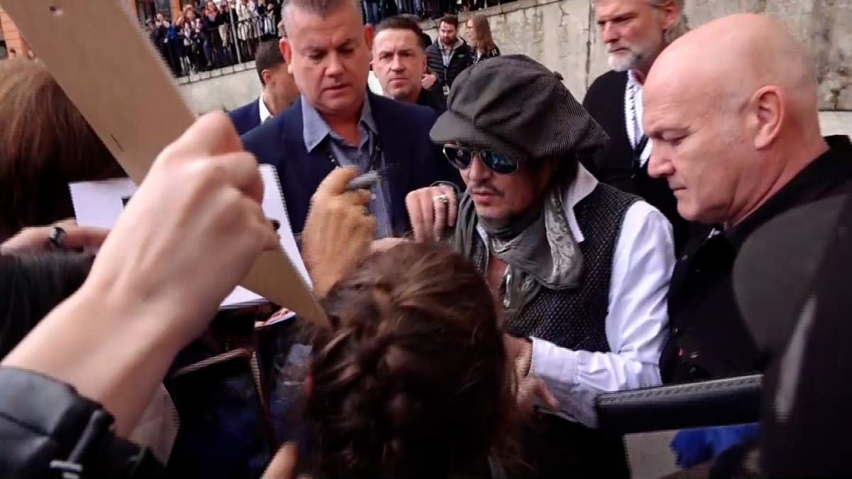 Johnny Depp přijel se zpožděním, na fanoušky ale nezanevřel a rozdával podpisy.