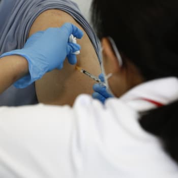 Japonsko v souvislosti se zprávami o kontaminaci stáhlo 1,63 milionu dávek vakcíny od firmy Moderna, které vyrobila španělská společnost Rovi.