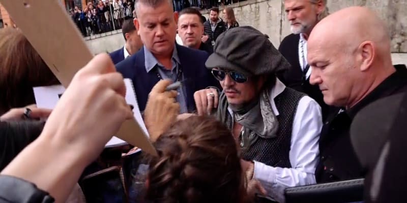 Johnny Depp přijel se zpožděním, na fanoušky ale nezanevřel a rozdával podpisy.