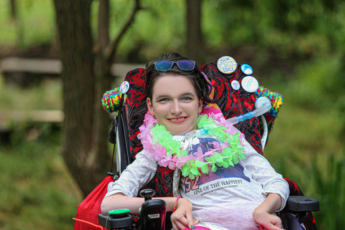 Anička se narodila se spinální svalovou atrofií, která ji upoutala na vozík. I přes svůj hendikep se snaží žít plnohodnotný život. 