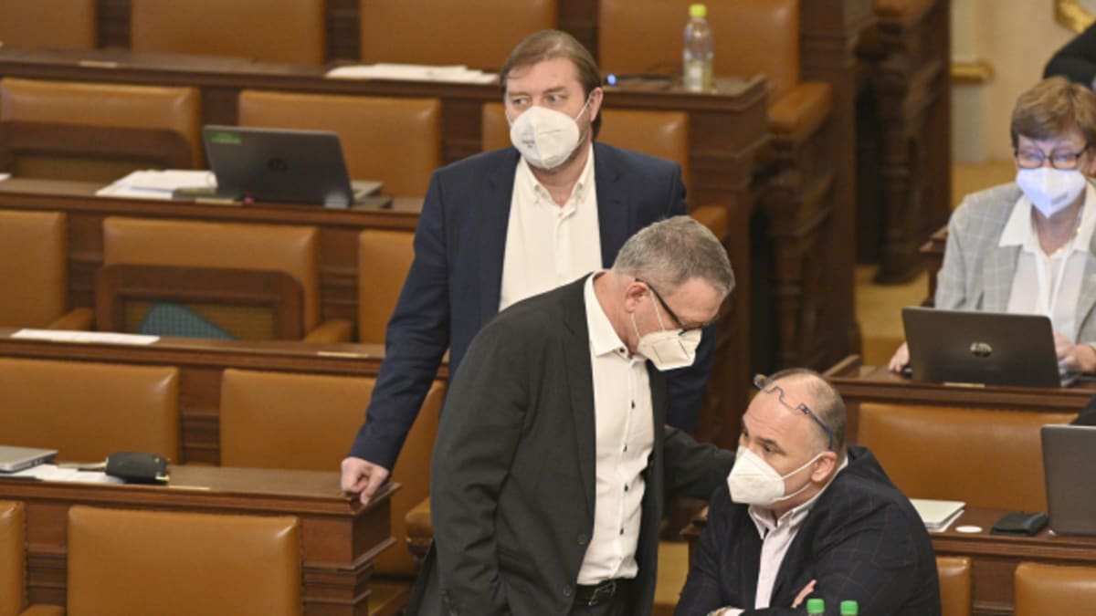 Roman Sklenák, Lubomír Zaorálek a Jan Birke v Poslanecké sněmovně.