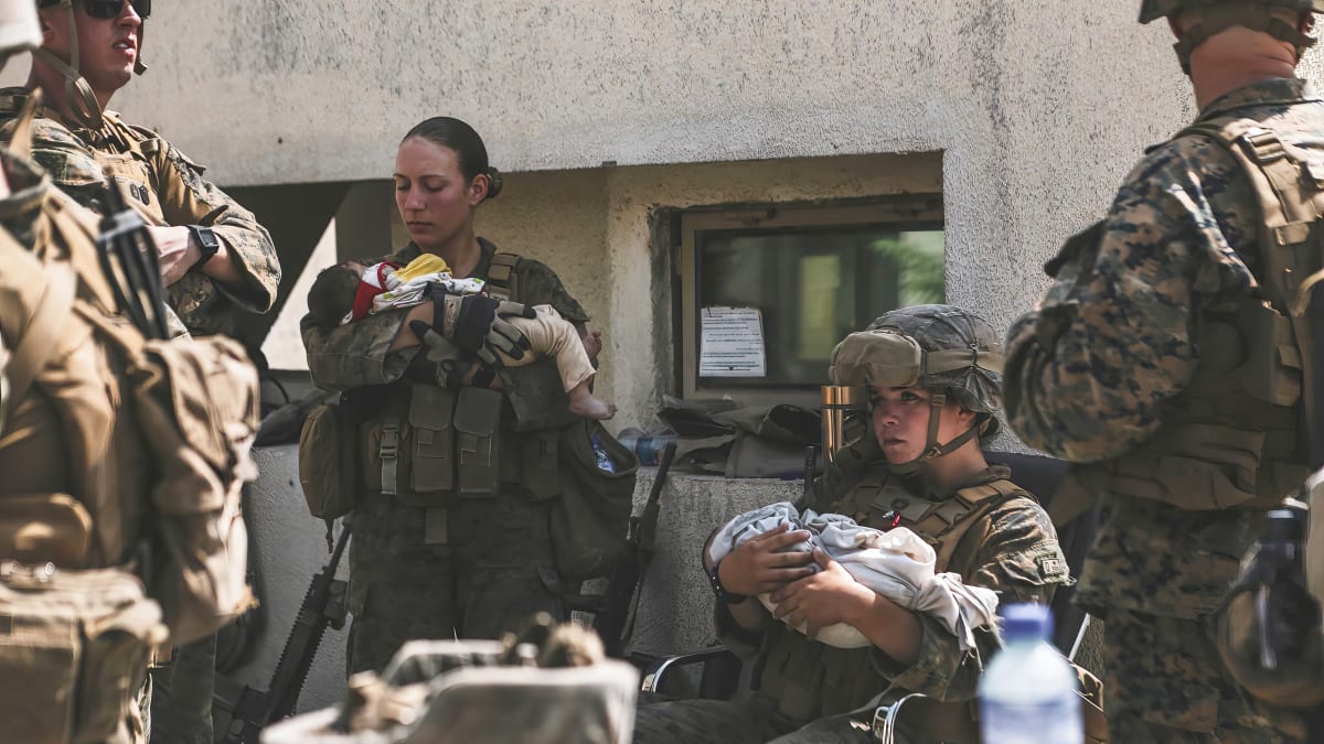 Fotografie, na níž seržantka Nicole Geeová (vlevo) drží afghánské dítě obletěl celý svět.