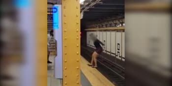 Po ženě plival, pak ji hodil do kolejiště metra. Ta ho na oplátku přetáhla koštětem 