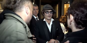 Johnny Depp si pobyt ve Varech protáhl. Fanoušky před hotelem potěšil vtípkem