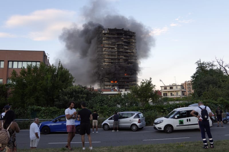 V Miláně začala hořet dvacetipodlažní obytná budova.