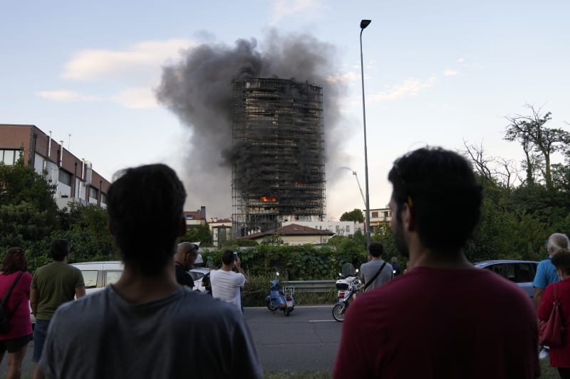 V Miláně začala hořet dvacetipodlažní obytná budova.